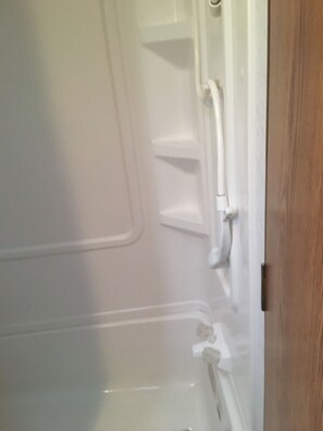 Combined shower/tub, towels - Small camper in the country (Dewittville)