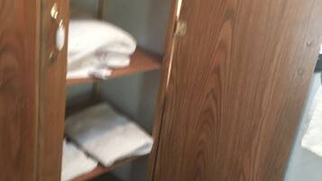 Combined shower/tub, towels