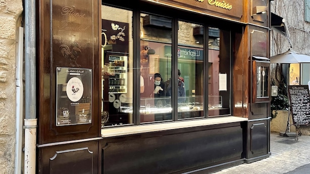 A restaurant with a dark facade, large windows, and a sign reading "L'Abe ou la Cuisine". - Lappart Hôtel SKA (Saint Rémy de Provence)