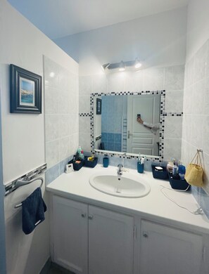 Badekar, hårføner og håndklær