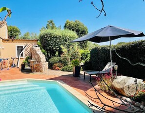 Utendørsbasseng og et oppvarmet basseng