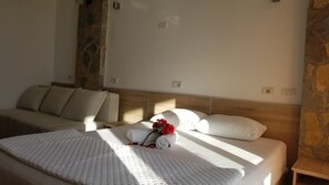 1 bedroom, desk, free WiFi, bed sheets - Comfy family room: double bed + double sofa bed with sea view balcony (Opština Ulcinj)