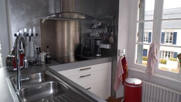 Een koelkast, een microgolfoven, een oven, een kookplaat