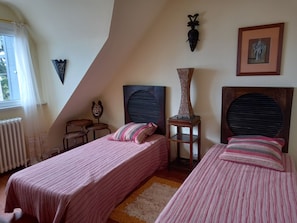 4 Schlafzimmer, Bügeleisen/Bügelbrett, Reisekinderbett, WLAN