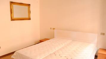 1 chambre, fer et planche Ă repasser