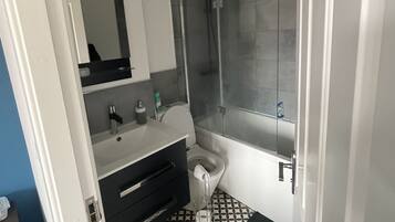 Dusj, hårføner, håndklær og såpe