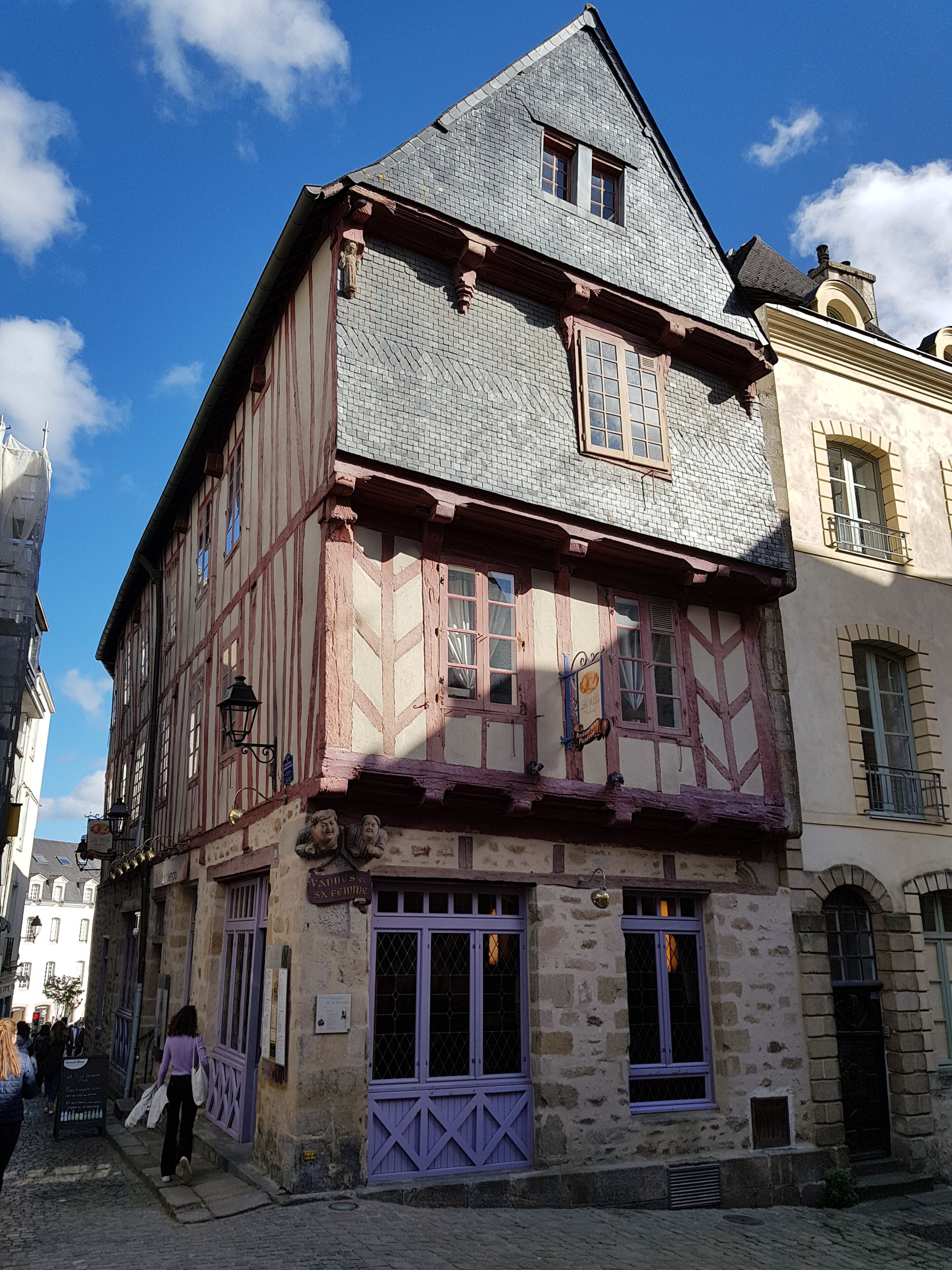 Il s’agit d’un bâtiment traditionnel à colombages, doté d’un toit à pignon abrupt, de murs en pierre et d’une structure combinant du bois et de la brique.