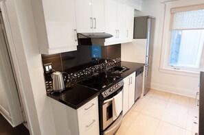 Microondas, lavavajillas, cafetera y tetera y utensilios de cocina 