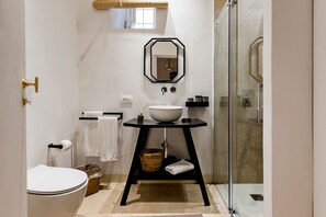 Een douche, een haardroger, een bidet, handdoeken