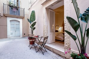 Outdoor dining - CharmSuites - charming flat in Ortigia (Siracusa)