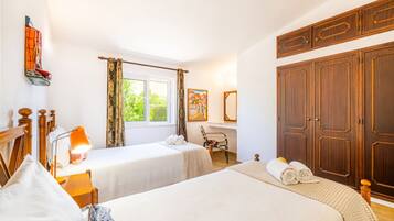 2 bedrooms, in-room safe, iron/ironing board, WiFi (free)