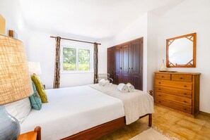 A bedroom with a bed, a dresser, a mirror, and a window with curtains. - Charming getaway w/ pool & BBQ (Armação de Pêra)