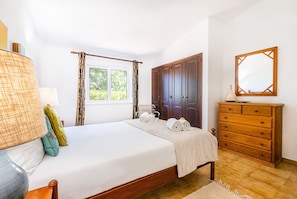 2 bedrooms, in-room safe, iron/ironing board, free WiFi - Charming getaway w/ pool & BBQ (Armação de Pêra)