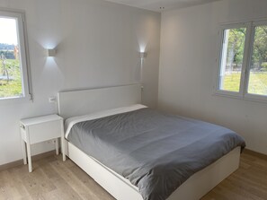 3 bedrooms, iron/ironing board, travel crib, free WiFi