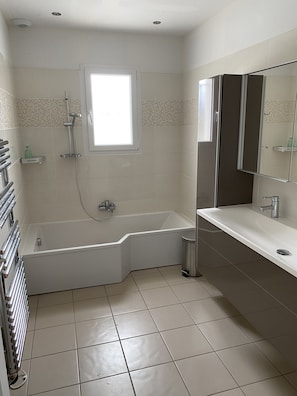 Baignoire, sĂšche-cheveux, serviettes fournies, savon