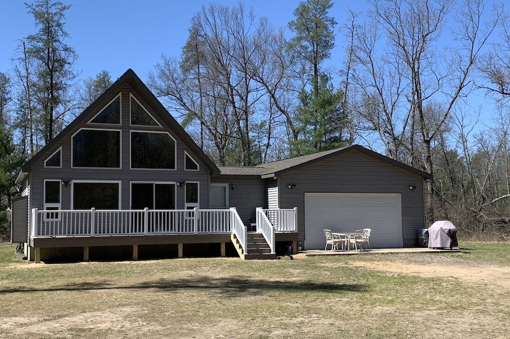 Secluded Modern 3 Bedroom, 2 Bathroom Cabin on 12.5 Private Acres