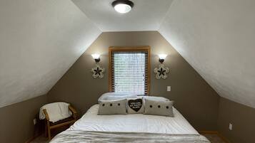 3 makuuhuonetta, tallelokero huoneessa, työpöytä, silitysrauta/-lauta