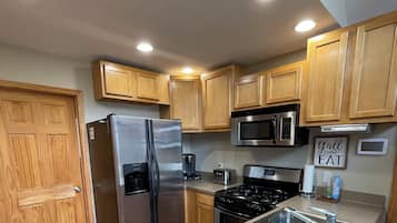 Jääkaappi, mikroaaltouuni, uuni, liesi