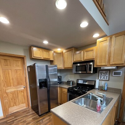 Perfect Getaway! Secluded Modern 3 Bedroom, 2 Bath Cabin on 12.5 Private Acres