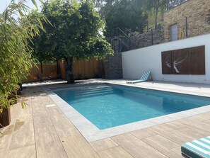Una piscina al aire libre, una piscina climatizada