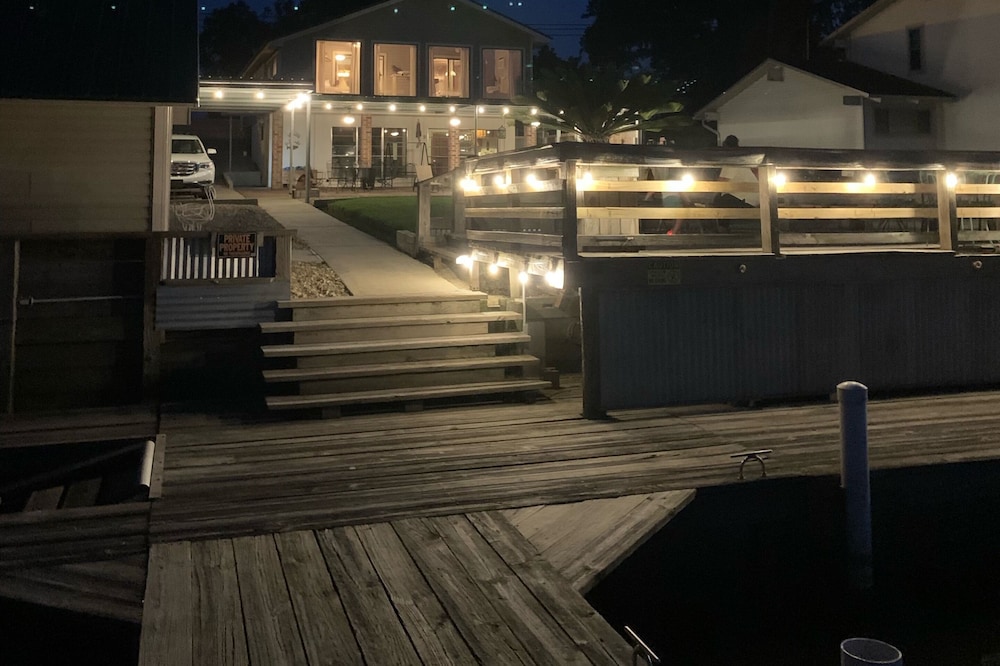 Rubies on the River- large yard, private pier, great for couples and families