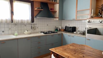 Køleskab, mikrobølgeovn, ovn, kogeplade