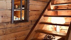 En trappe i træ med et vindue og hylder.