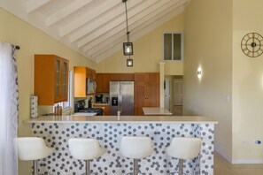 Kylskåp, mikrovågsugn, ugn och spishäll