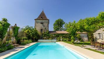 Een buitenzwembad en een verwarmd zwembad