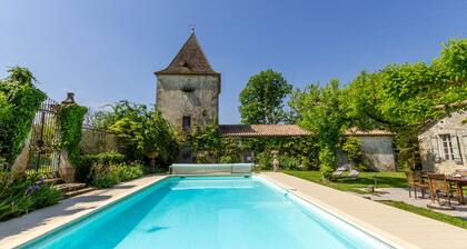 Piscine chauffée, calme, proche des villes historiques, dégustation de vins.