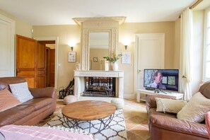 Smart TV, fireplace, DVD player, ping pong - Private heated pool, quiet, short drive to historical towns, shops, wine tasting (Dieulivol)