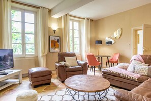 Smart TV, fireplace, DVD player, ping pong - Private heated pool, quiet, short drive to historical towns, shops, wine tasting (Dieulivol)