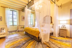 5 bedrooms, desk, iron/ironing board, travel cot - Private heated pool, quiet, short drive to historical towns, shops, wine tasting (Dieulivol)