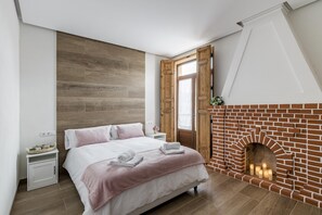6 chambres, bureau, fer et planche à repasser, lit de bébé portatif