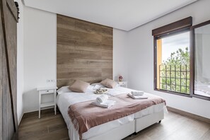 6 chambres, bureau, fer et planche à repasser, lit de bébé portatif