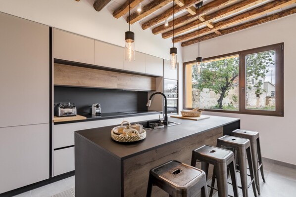 Een koelkast, een microgolfoven, een oven, een kookplaat