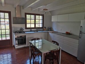 Fridge, microwave, oven, stovetop - Maison Familiale de 105 m² sur Terrain Clos et Arboré de 1000 m² (Vielle-Saint-Girons)