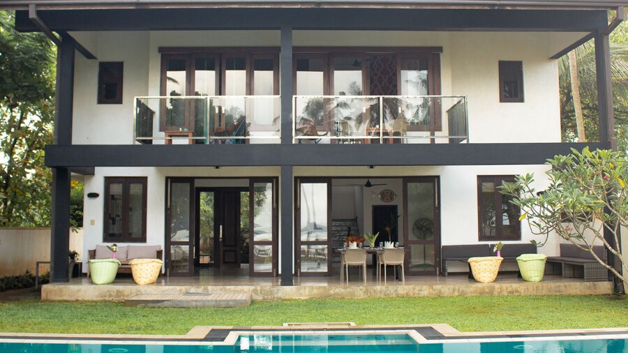 Parangi Weligama Bay