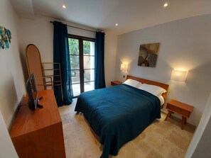 4 slaapkamers, een strijkplank/strijkijzer, reisbedje, gratis wifi