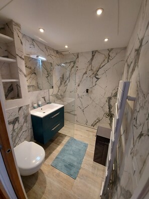 Combined shower/bathtub, hair dryer