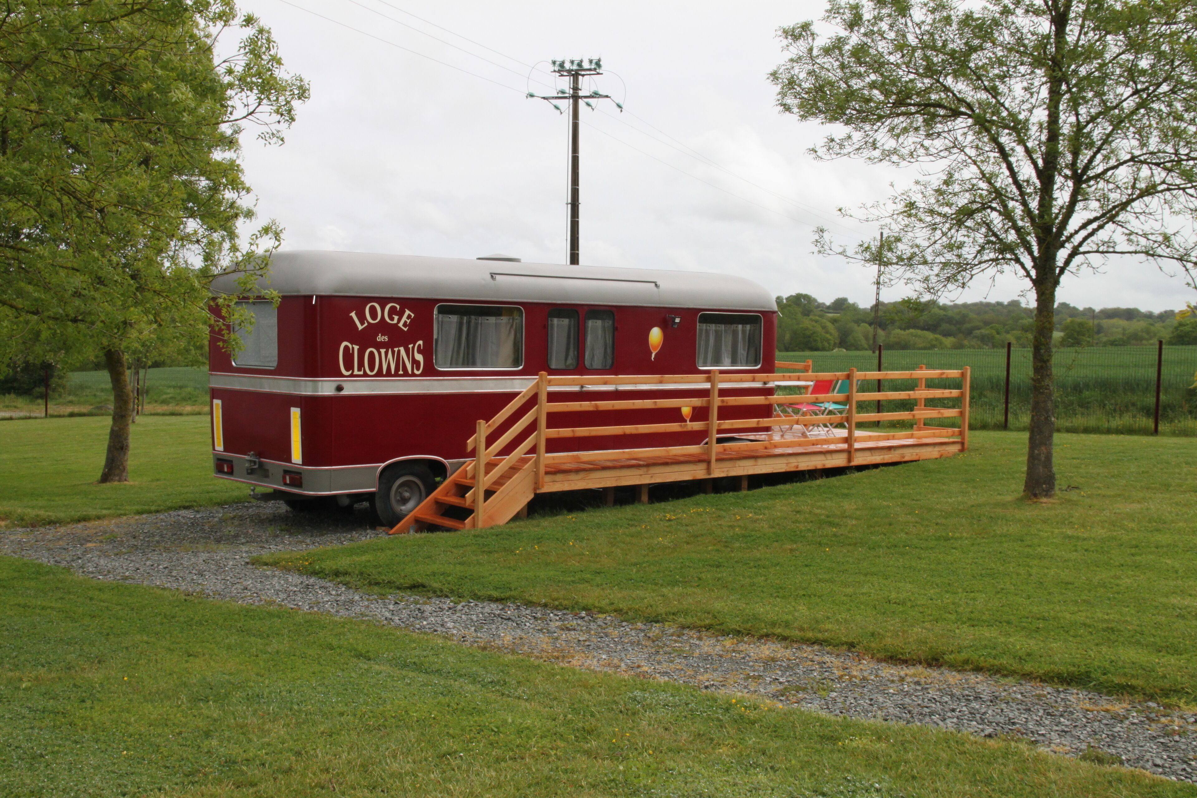 Loge des Clowns trailer & heated swimming pool