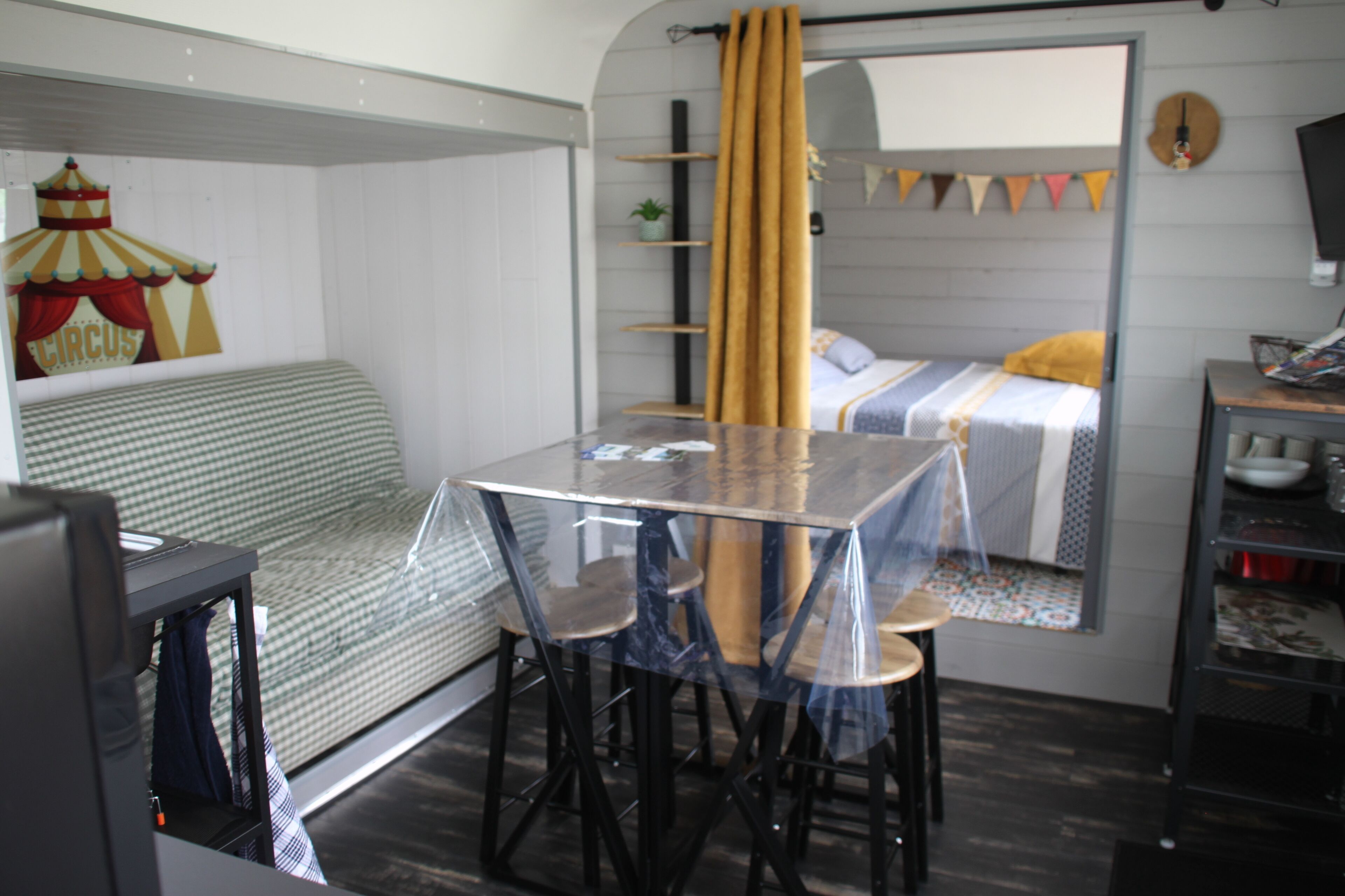 Loge des Clowns trailer & heated swimming pool