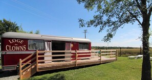 Exterior - The Clowns' Lodge Caravan (Saint-Augustin-des-Bois)