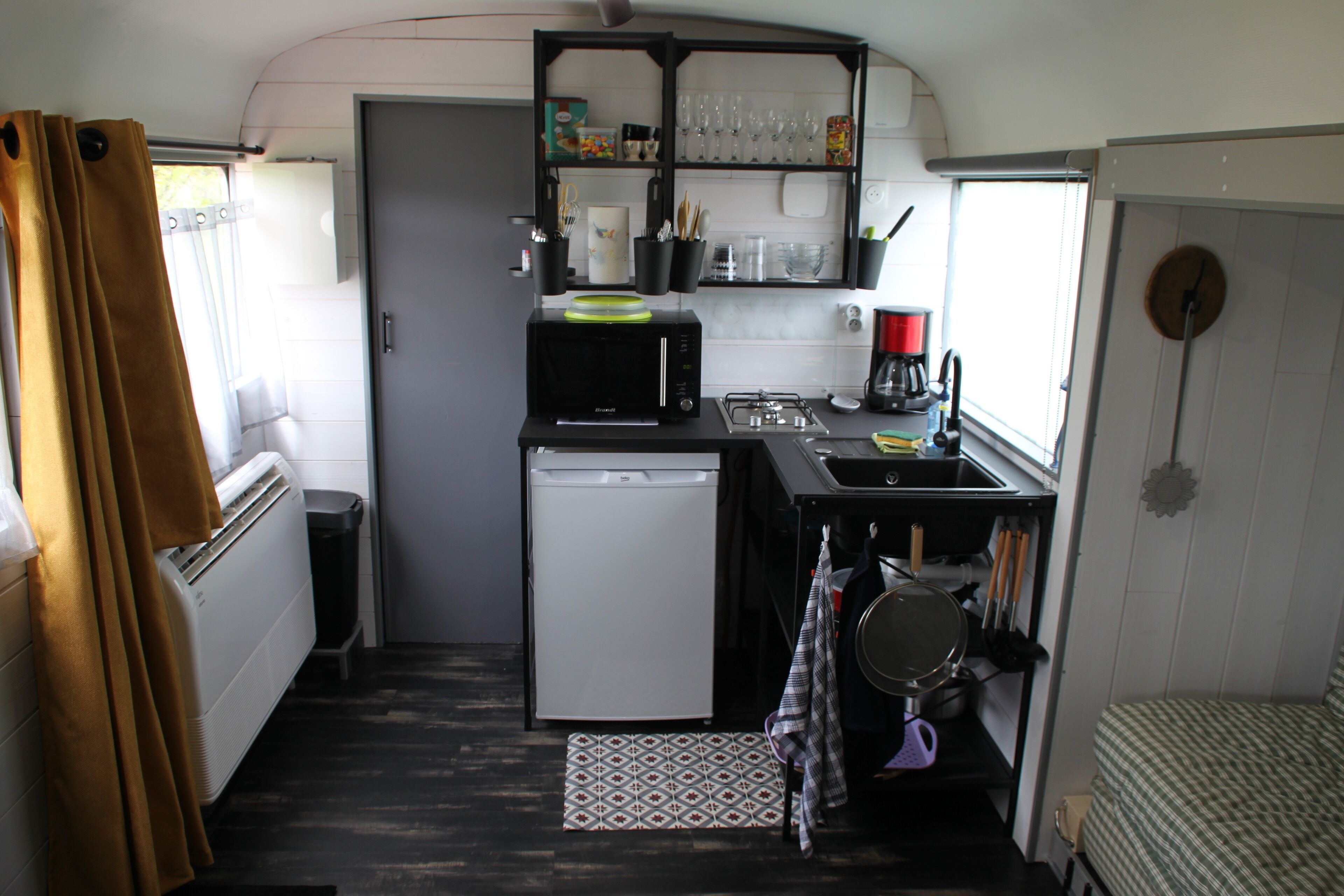 Loge des Clowns trailer & heated swimming pool