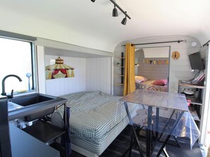 1 bedroom, free WiFi, bed sheets - The Clowns' Lodge Caravan (Saint-Augustin-des-Bois)