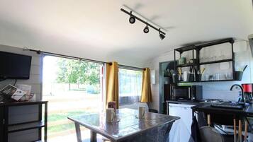 Réfrigérateur, micro-ondes, four, plaque de cuisson