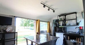 Fridge, microwave, oven, stovetop - The Clowns' Lodge Caravan (Saint-Augustin-des-Bois)