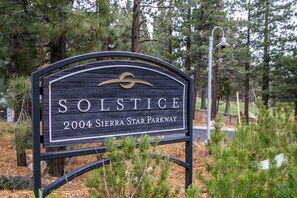 Exterior detail - Solstice 18 Beautiful and Modern, Private Washer Dryer, Close to Eagle Lodge by RedAwning (Mammoth Lakes)