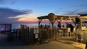 A beachside restaurant with outdoor seating, a wooden fence, and a sign indicating 'La Plage'. - Villa Marcassin 2021 classée 4*, 150 m2, piscine chauffée plage à 3 kms au calme (Messanges)