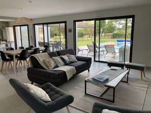 Télévision, table de tennis de table